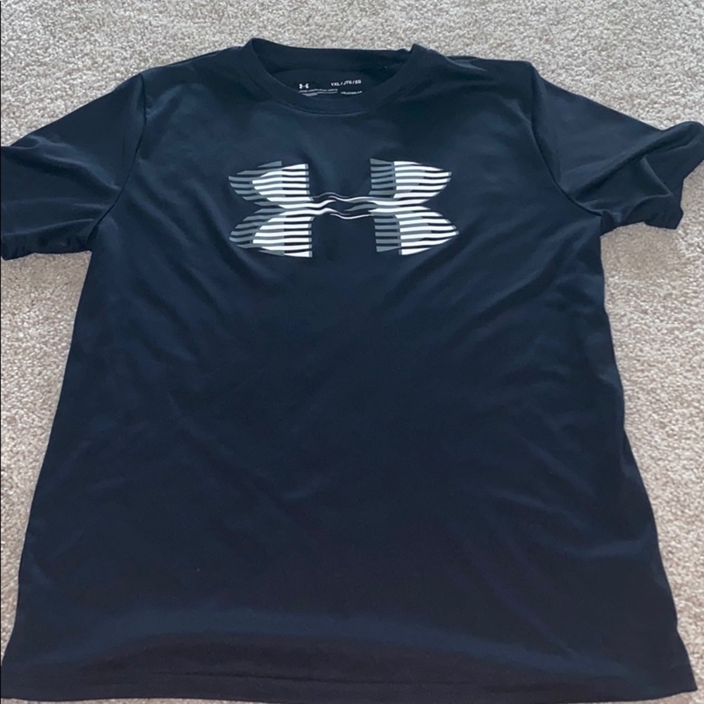 🏈 SALE Boys Black Under Armour shirt